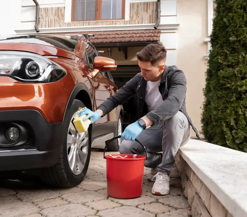 Lavage auto à domicile Crozon-sur-Vauvre : professionnel intervenant sur un véhicule